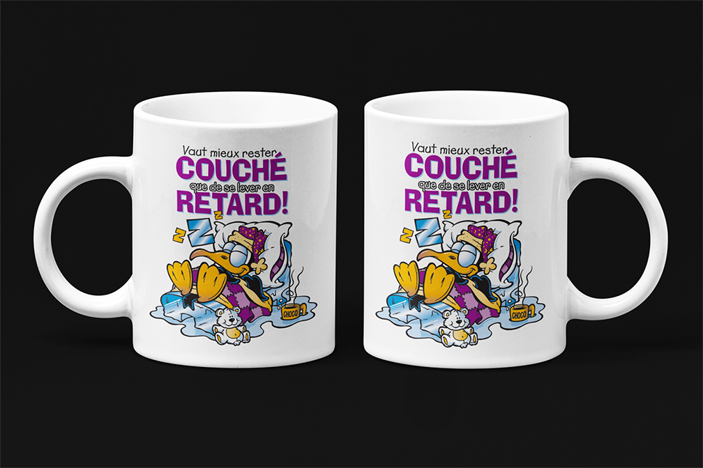 Une tasse drôle de notre Collection Travail: Mieux vaut rester couché que de se lever en retard.