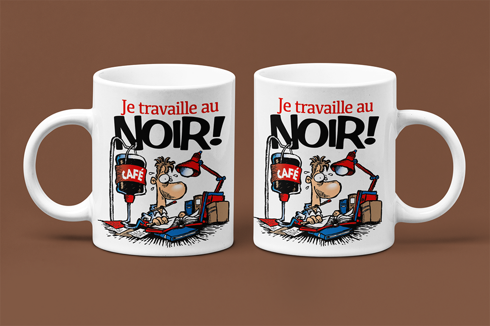 Une tasse cadeau humoristique de la Collection Café. Je travaille au noir.
