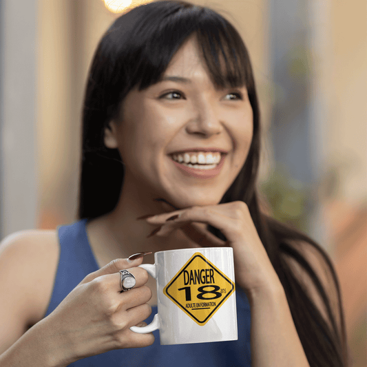 Une tasse vrai et comique pour l'anniversaire d'une personne qui va avoir 18 Ans.