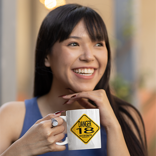 Une tasse pour la Fête d'une personne de 18 Ans de notre Collection Anniversaire: Danger 18 ans, adulte en formation.