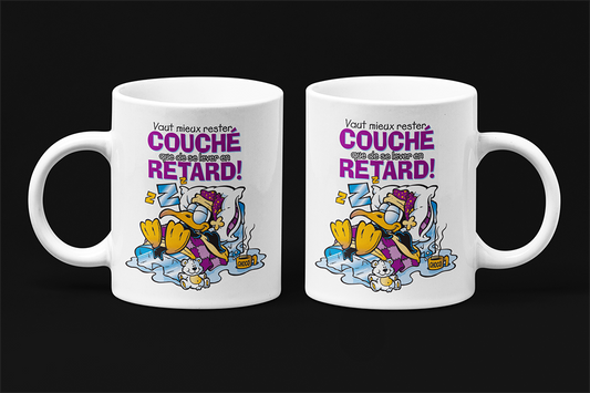 Une tasse drôle de notre Collection Travail: Mieux vaut rester couché que de se lever en retard.