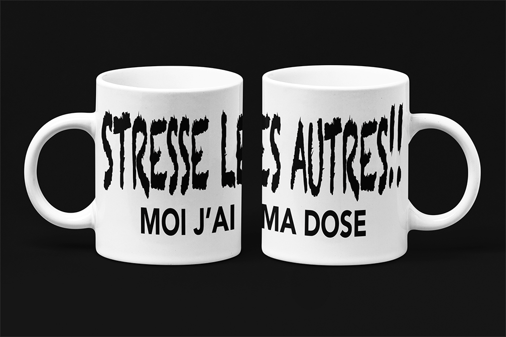 Une tasse cadeau drôle de notre Collection Texte: Stresse les autres moi j'ai ma dose.