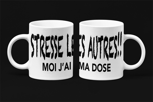 Une tasse cadeau drôle de notre Collection Texte: Stresse les autres moi j'ai ma dose.