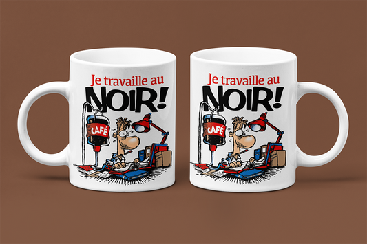 Une tasse cadeau humoristique de la Collection Café. Je travaille au noir.
