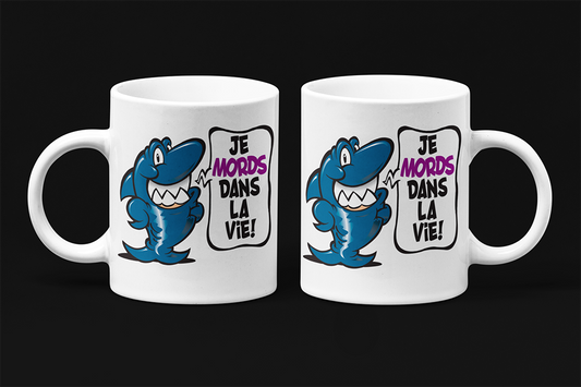 Une tasse drôle en français de notre Collection Caractère: Je mords dans la vie.