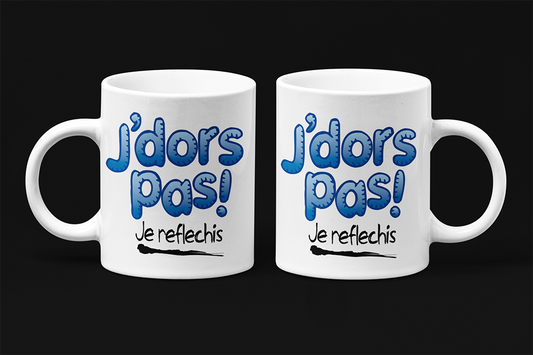 Une tasse cadeau humoristique de notre Collection Texte: J'dors pas je réfléchis.
